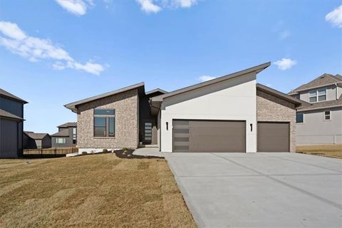 Photo of 2606 SW Farm Field Road, Lees Summit, MO 64082 (MLS # 2592026)