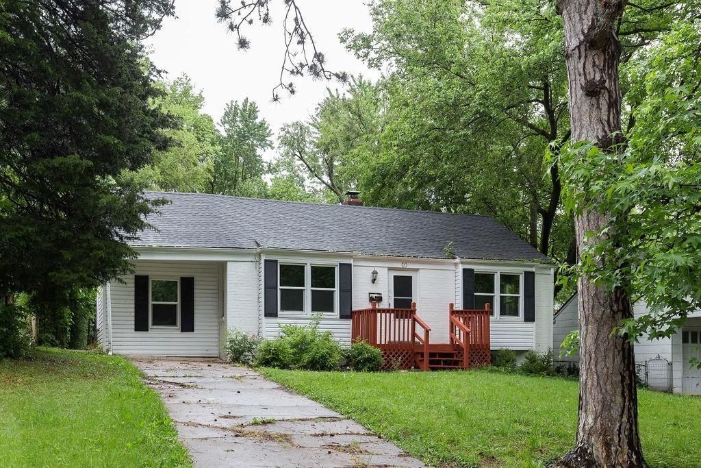 Photo of 10 E Pocahontas Lane, Kansas City, MO 64114 (MLS # 2598599)