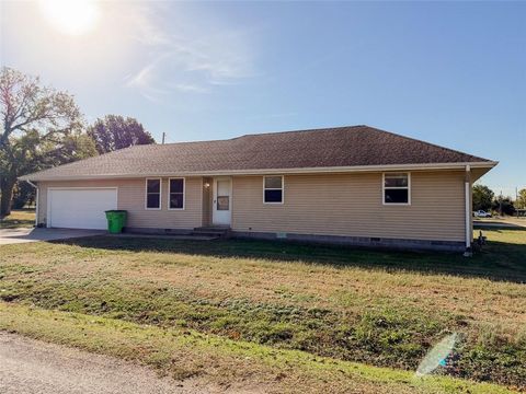 Photo of 817 W Park Street, Cherryvale, KS 67335 (MLS # 2583600)