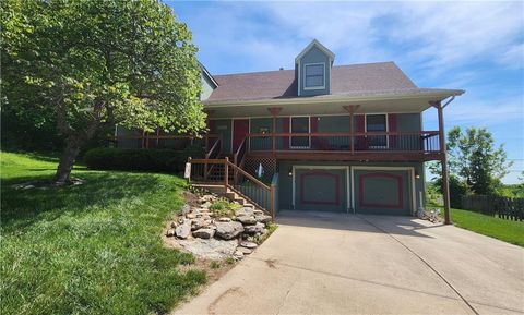 Photo of 3305 S Sioux Court, Independence, MO 64057 (MLS # 2619576)