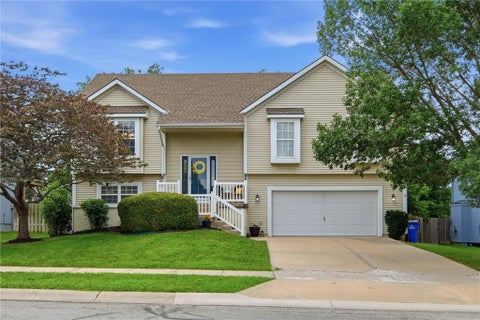Photo of 800 S Meadowbrook Street, Gardner, KS 66030 (MLS # 2628104)