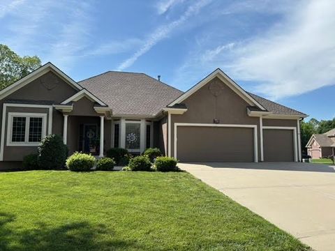 Photo of 8830 N Glenwood Avenue, Kansas City, MO 64157 (MLS # 2583650)