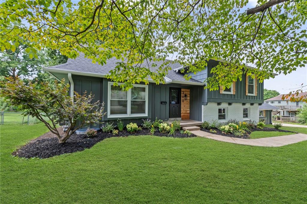 200 E 114th Terrace