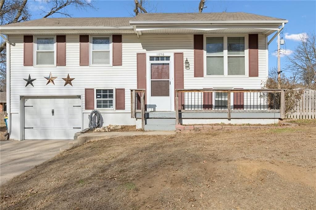 Photo of 1056 Highland Drive, Liberty, MO 64068 (MLS # 2595552)