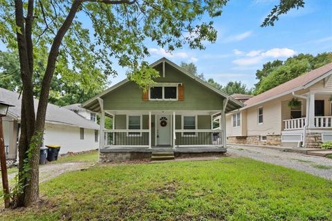 Photo of 1429 E 79th Street, Kansas City, MO 64131 (MLS # 2586552)