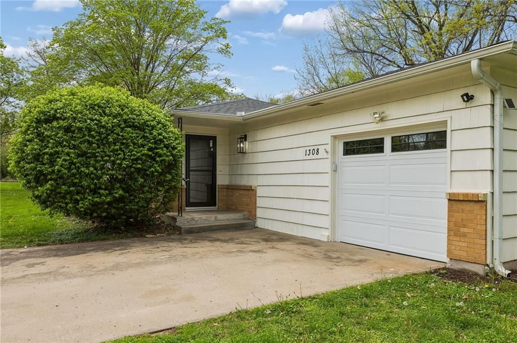 Photo of 1308 Middlebrook Drive, Liberty, MO 64068 (MLS # 2613581)