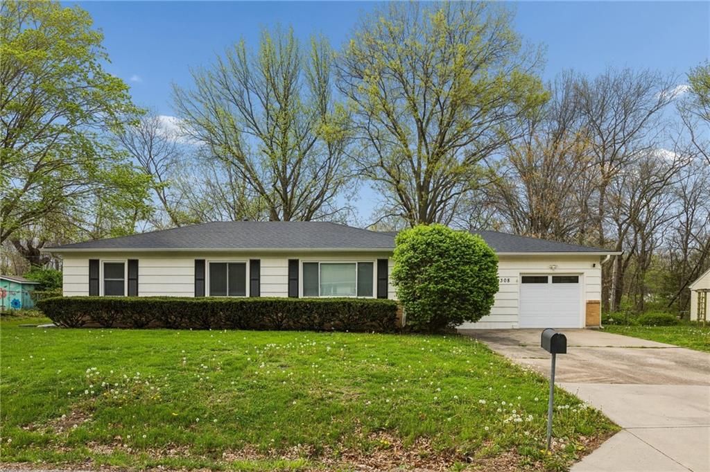 Photo of 1308 Middlebrook Drive, Liberty, MO 64068 (MLS # 2613581)