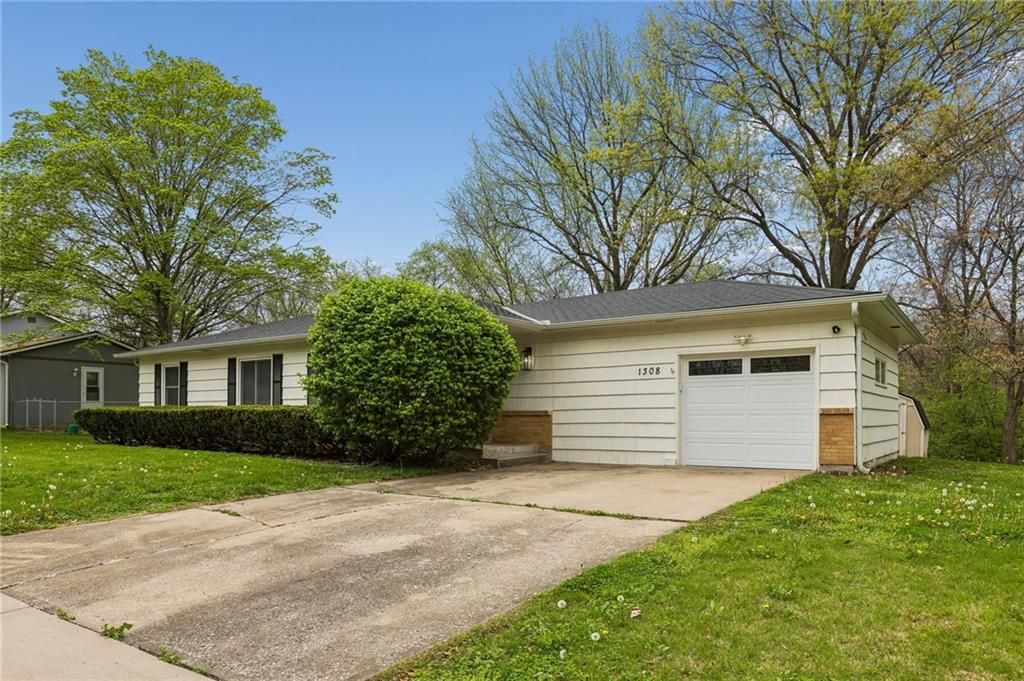 Photo of 1308 Middlebrook Drive, Liberty, MO 64068 (MLS # 2613581)