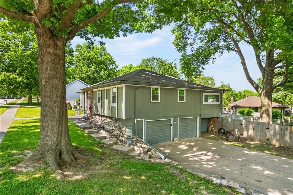 Photo of 1524 Oxford Court, Liberty, MO 64068 (MLS # 2632015)