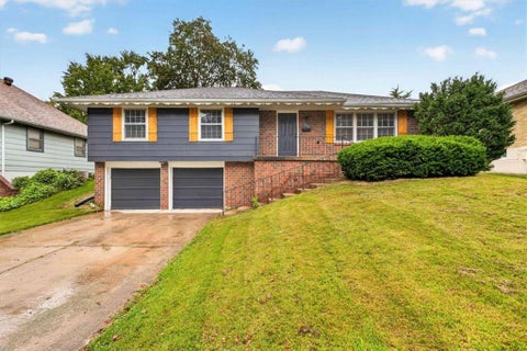 Photo of 3412 NE 68th Terrace, Kansas City, MO 64119 (MLS # 2644276)