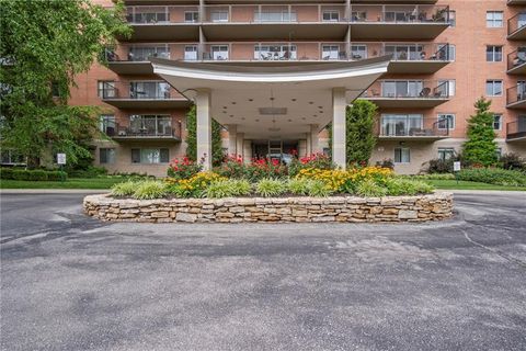 Photo of 4550 Warwick Boulevard #409, Kansas City, MO 64111 (MLS # 2627889)