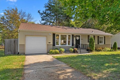 Photo of 7611 Walmer Street, Prairie Village, KS 66204 (MLS # 2585143)