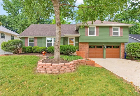 Photo of 8300 W 97th Terrace, Overland Park, KS 66212 (MLS # 2640819)
