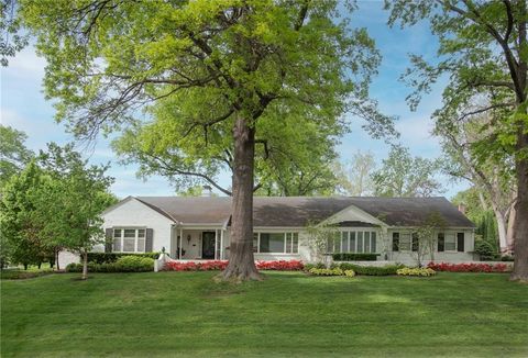 Photo of 1240 W 64TH Terrace W, Kansas City, MO 64113 (MLS # 2615152)