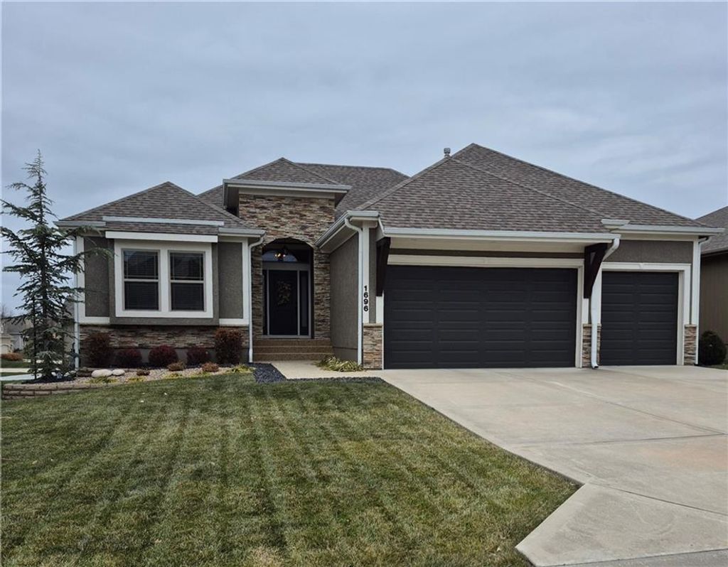 Photo of 1696 NE Parkwood Drive, Lees Summit, MO 64064 (MLS # 2592004)