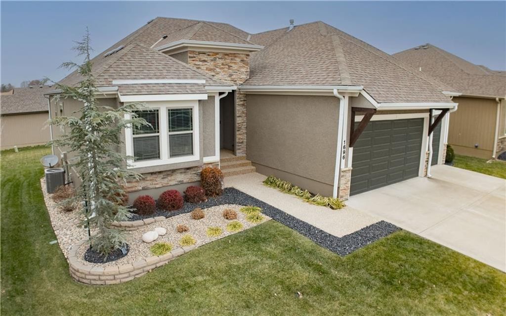 Photo of 1696 NE Parkwood Drive, Lees Summit, MO 64064 (MLS # 2592004)