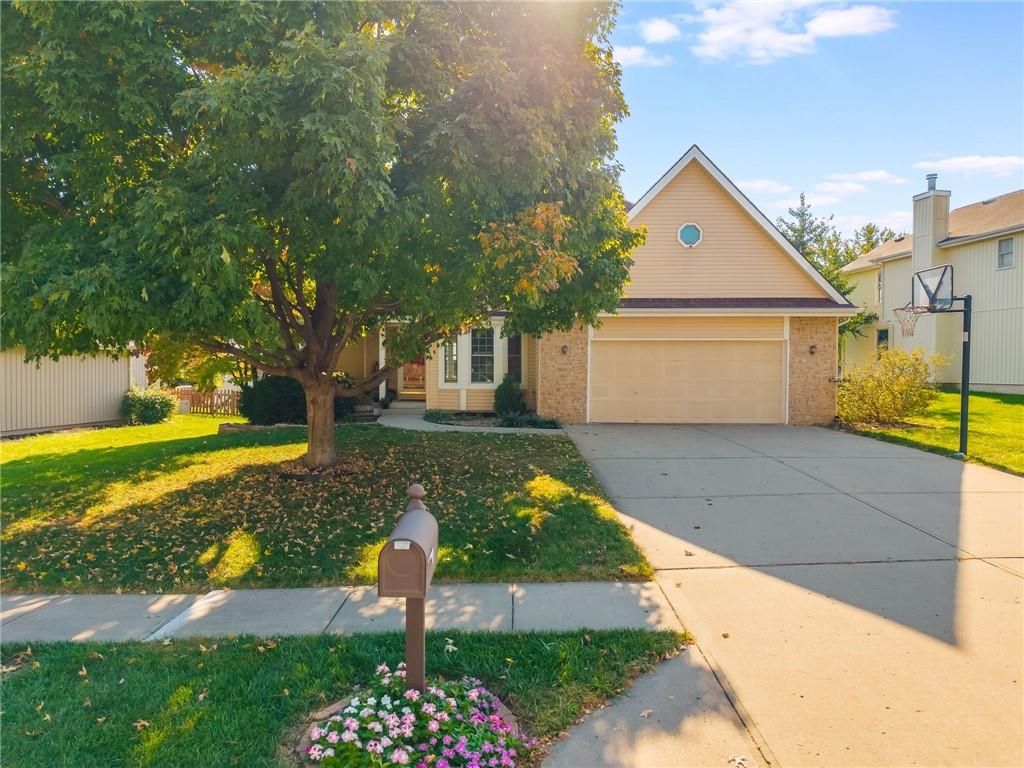 Photo of 1537 Canterbury Lane, Liberty, MO 64068 (MLS # 2574858)