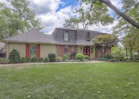 Photo of 9015 Outlook Drive, Overland Park, KS 66207 (MLS # 2579423)