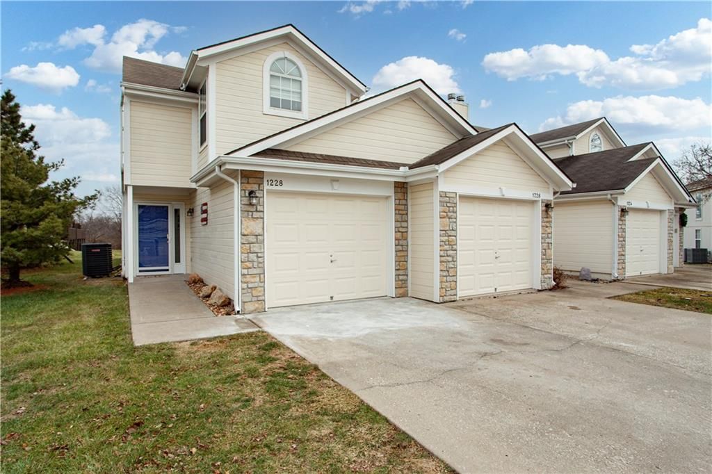 Photo of 1228 NW Hidden Ridge Circle, Blue Springs, MO 64015 (MLS # 2592129)