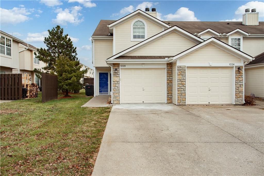 Photo of 1228 NW Hidden Ridge Circle, Blue Springs, MO 64015 (MLS # 2592129)