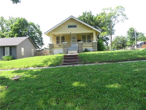 201 E Ottawa Street, Paola, KS 66071 - #: 2555834