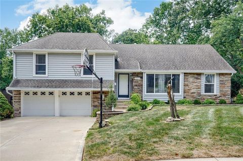 Photo of 10613 W 98th Terrace, Overland Park, KS 66214 (MLS # 2581729)