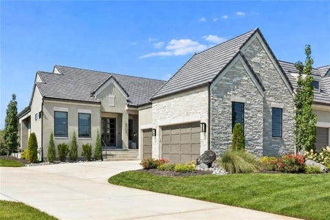 Photo of 13704 Pembroke Lane, Leawood, KS 66224 (MLS # 2639679)