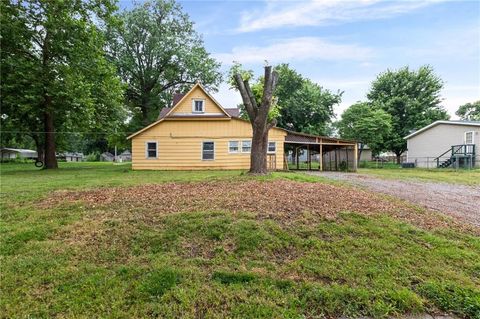 Photo of 704 N Cherry Street, Ottawa, KS 66067 (MLS # 2628391)