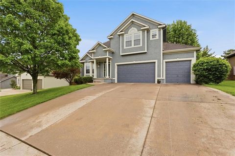 Photo of 2509 SW Carlton Court, Lees Summit, MO 64082 (MLS # 2618529)
