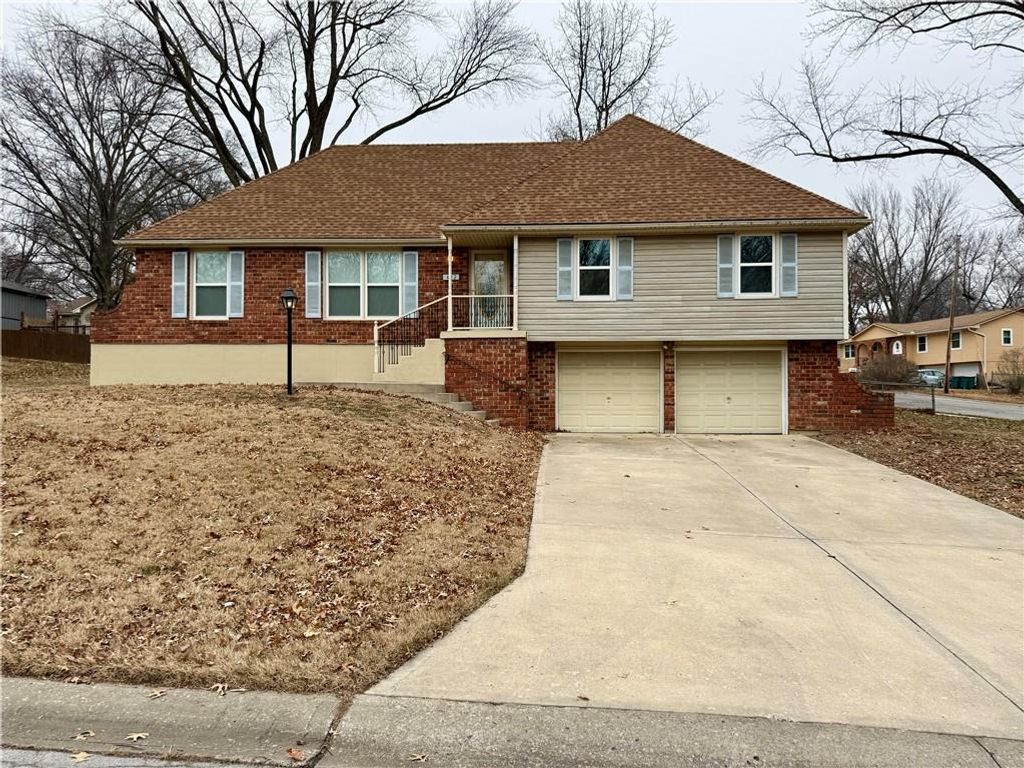 Photo of 422 Sunset Drive, Lees Summit, MO 64081 (MLS # 2591810)