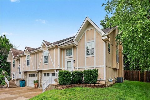 Photo of 15129 Glenwood Avenue, Overland Park, KS 66223 (MLS # 2621338)