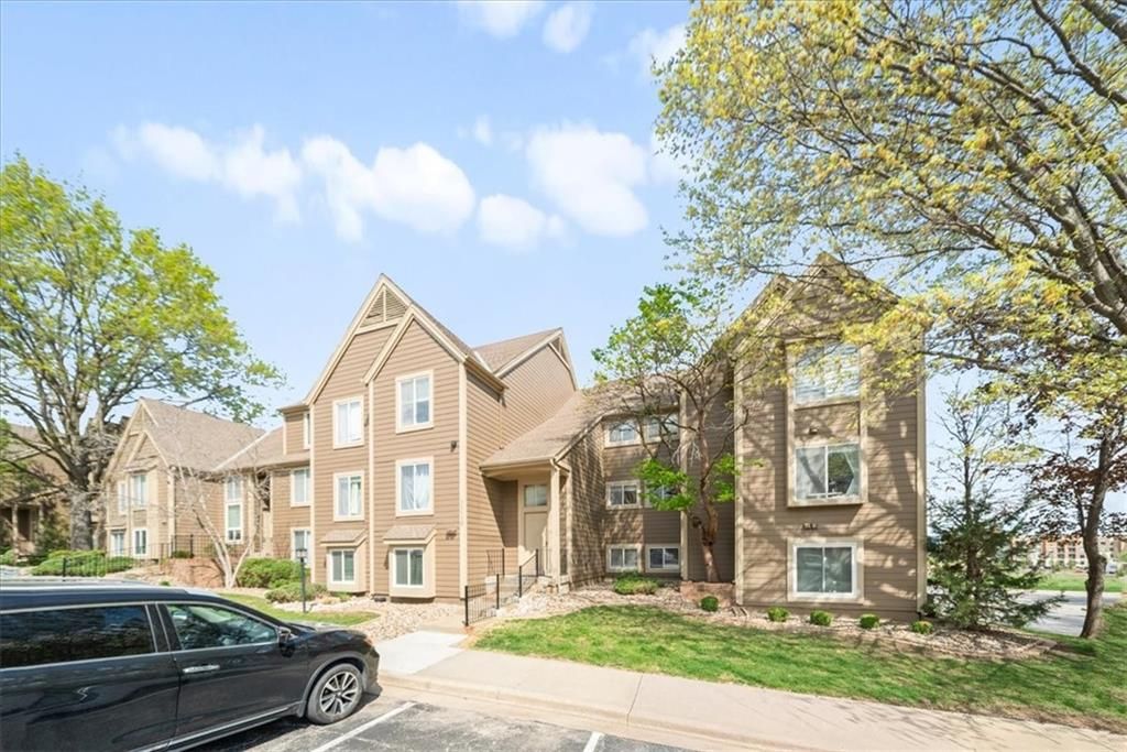 Photo of 11110 Nieman #101 Road, Overland Park, KS 66210 (MLS # 2614704)