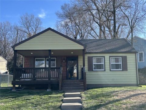 Photo of 4880 Oakland Avenue, Kansas City, KS 66102 (MLS # 2608260)