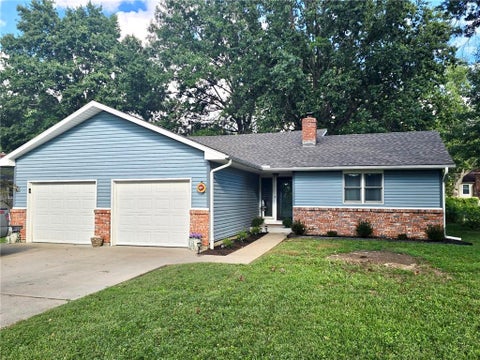 Photo of 207 S Broadmoor Street, Louisburg, KS 66053 (MLS # 2643848)