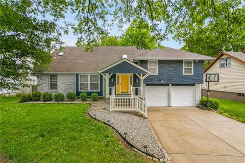 Photo of 7209 N Woodland Avenue, Gladstone, MO 64118 (MLS # 2616969)