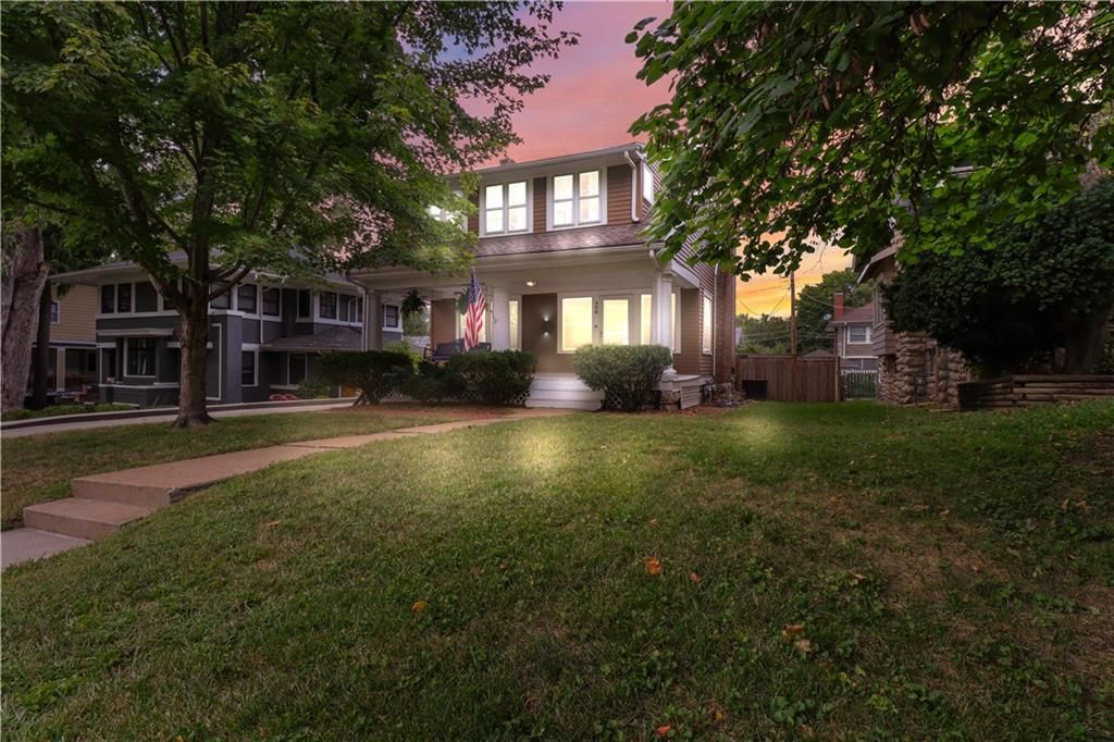 Photo of 408 W 61st Street, Kansas City, MO 64113 (MLS # 2608936)