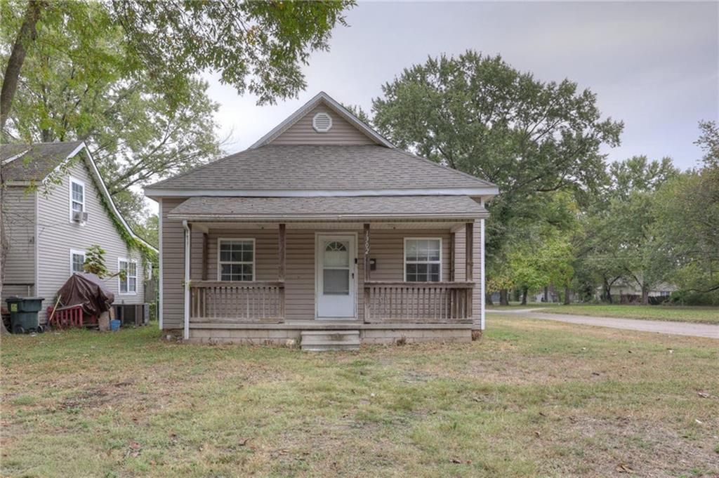 Photo of 1302 N Grand Street, Pittsburg, KS 66762 (MLS # 2596895)