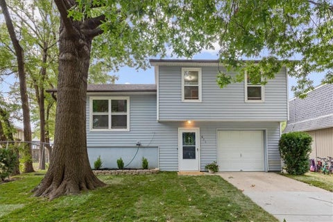 Photo of 611 E Welston Avenue, Olathe, KS 66061 (MLS # 2641479)