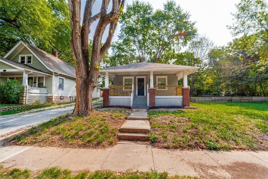 Photo of 339 S Missouri Street, Liberty, MO 64068 (MLS # 2593188)