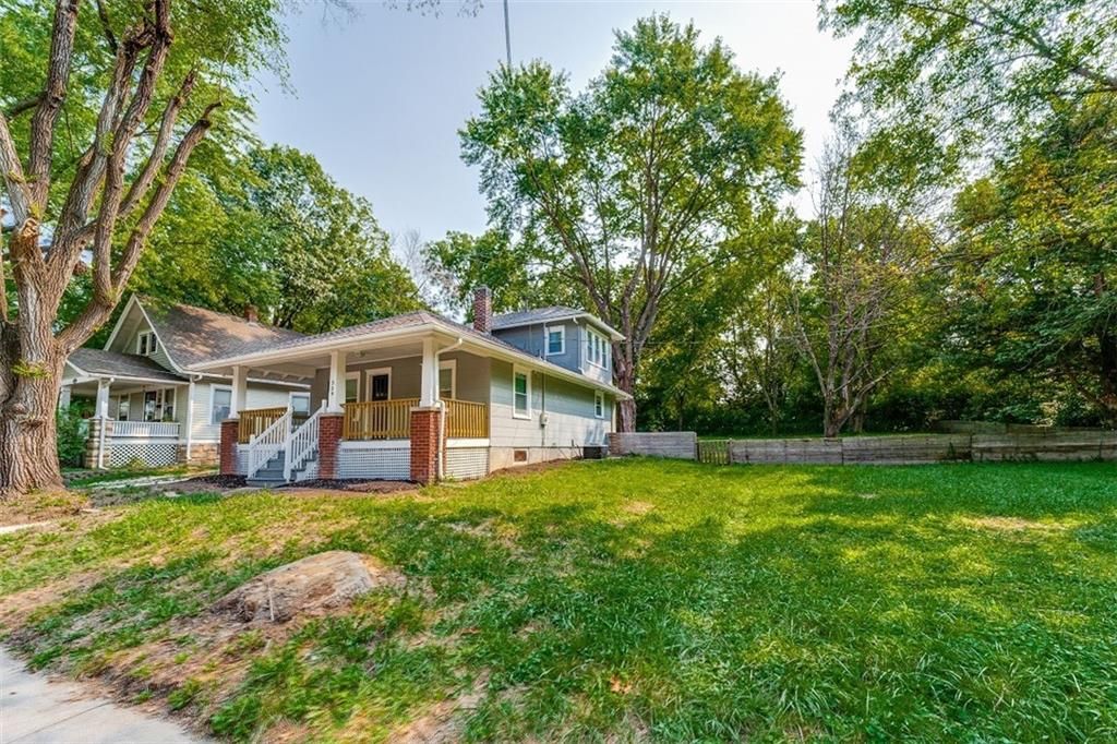 Photo of 339 S Missouri Street, Liberty, MO 64068 (MLS # 2593188)