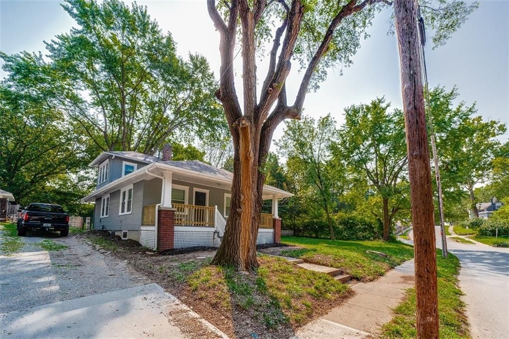 Photo of 339 S Missouri Street, Liberty, MO 64068 (MLS # 2593188)