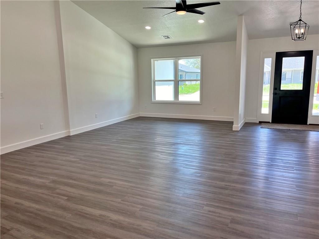 Photo of 2101 E Cow Creek Lane, Pittsburg, KS 66762 (MLS # 2607540)