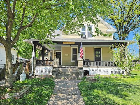 Photo of 214 S Cottonwood Street, Iola, KS 66749 (MLS # 2615977)