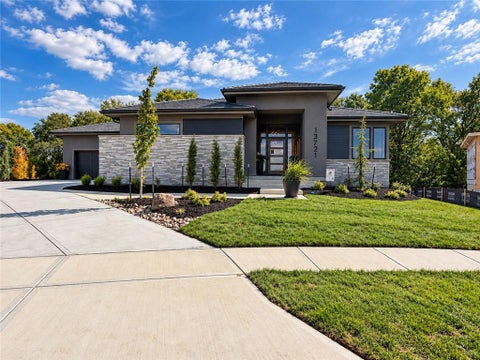Photo of 13721 Guilford Road, Leawood, KS 66224 (MLS # 2589521)