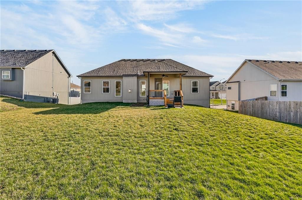 Photo of 1012 Poplar Lane, Liberty, MO 64068 (MLS # 2603383)