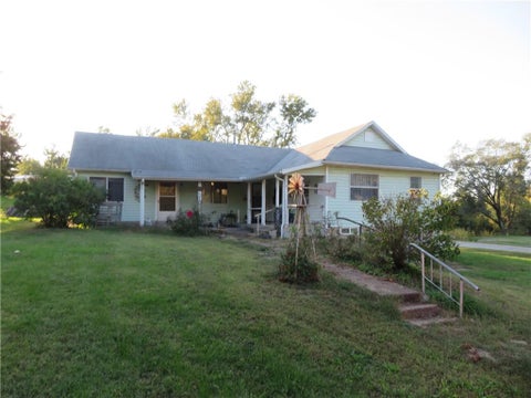 Photo of 802 Union Street, Oskaloosa, KS 66066 (MLS # 2646399)