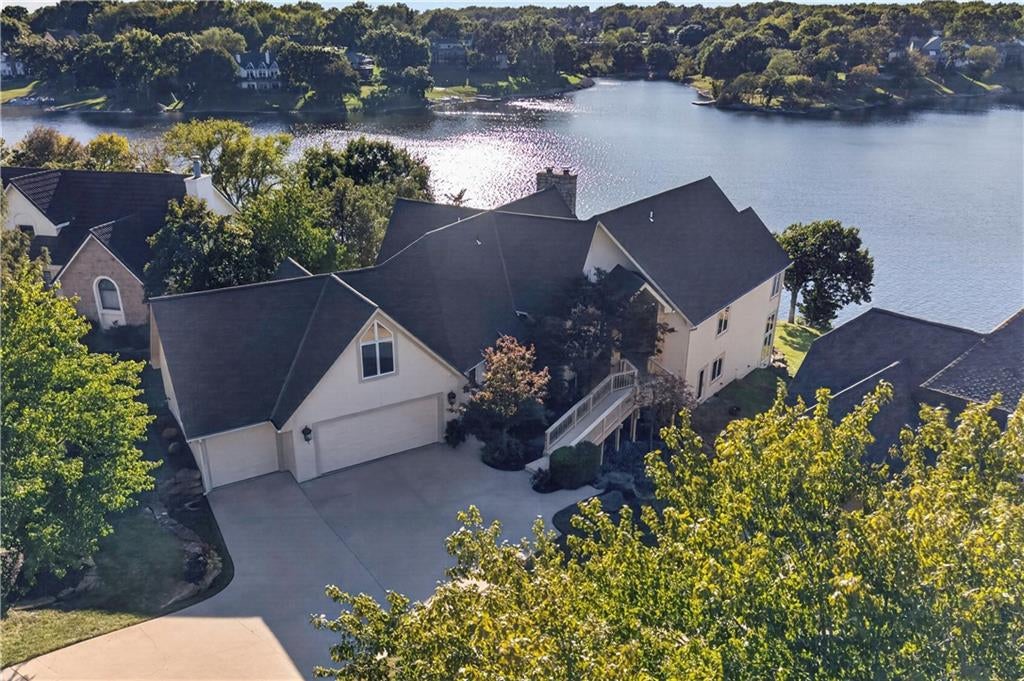 118 NE Edgewater Drive