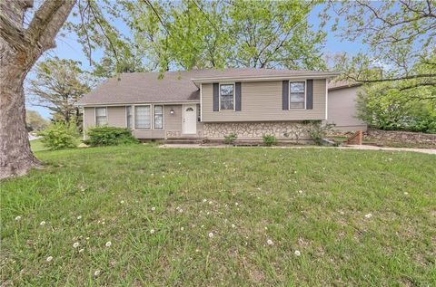 Photo of 5428 W 102nd Street, Overland Park, KS 66207 (MLS # 2569030)