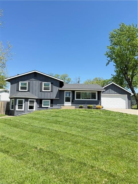 Photo of 604 NW Carroll Drive, Lees Summit, MO 64063 (MLS # 2616016)