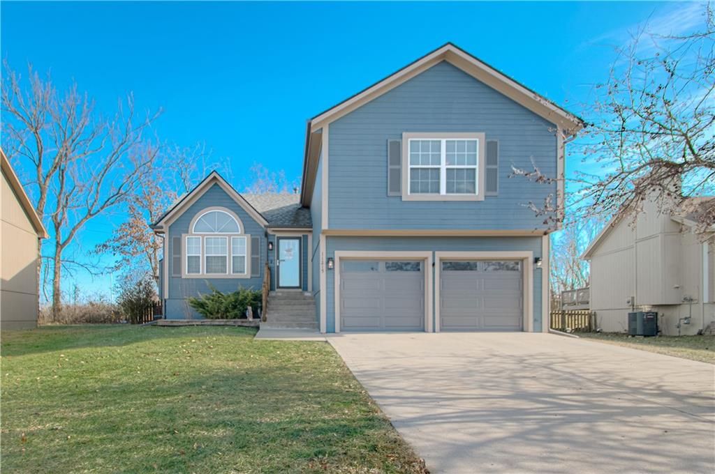 Photo of 11215 N Lewis Avenue, Kansas City, MO 64157 (MLS # 2592435)